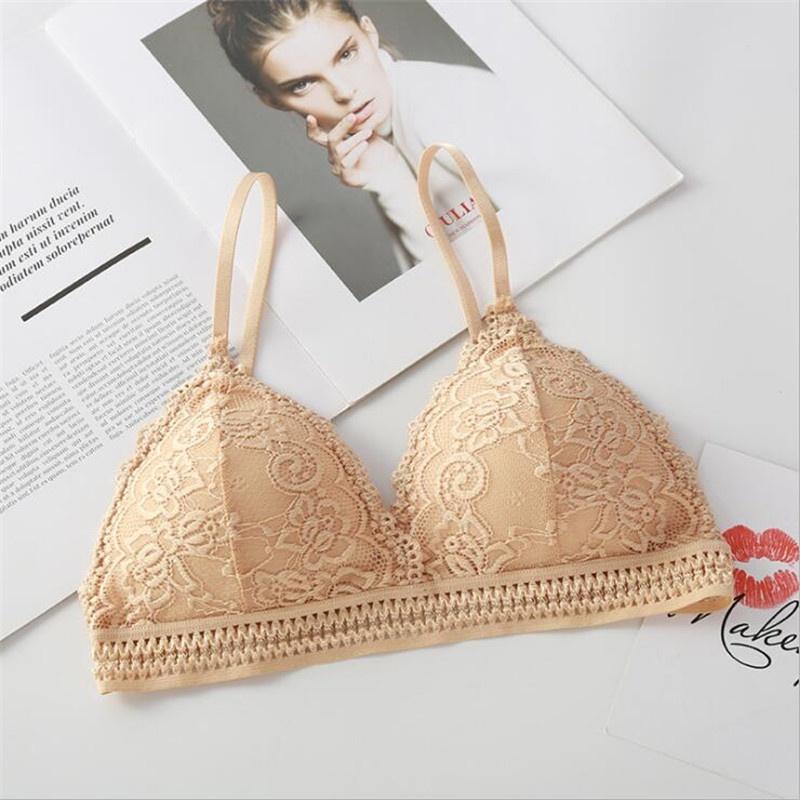 Có nên mặc áo lót ren bralette có mút khi đi làm hay không?