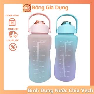 Bình Đựng Nước 2 Lít Có Vạch Kẻ Chia ML Báo Giờ Uống Nước Mỗi Ngày Kèm Ống Hút Tiện Lợi 2 Màu Hồng Và Xanh