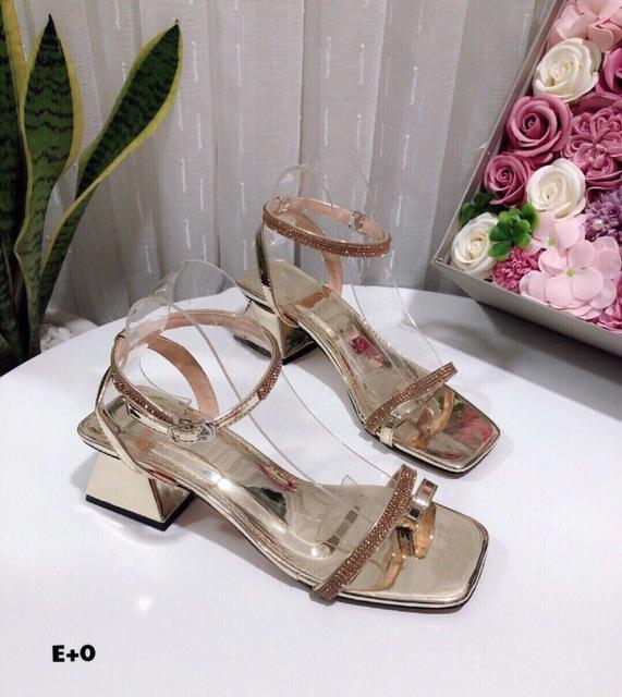 Làm thế nào để bảo quản giày sandal nữ để tăng tuổi thọ sử dụng?