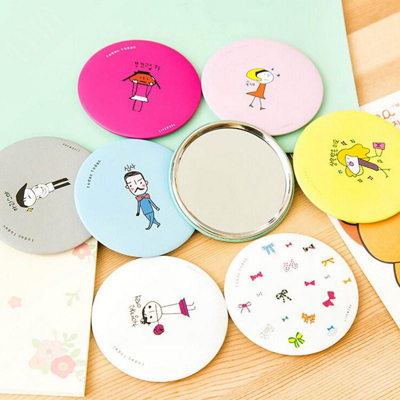 Cách bảo quản và vệ sinh gương cầm tay mini như thế nào?