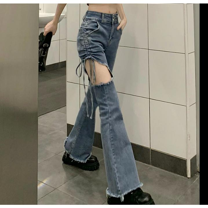 Quần jeans nữ phối rách có thể phối với loại áo nào để tạo nên một bộ trang phục thời trang?