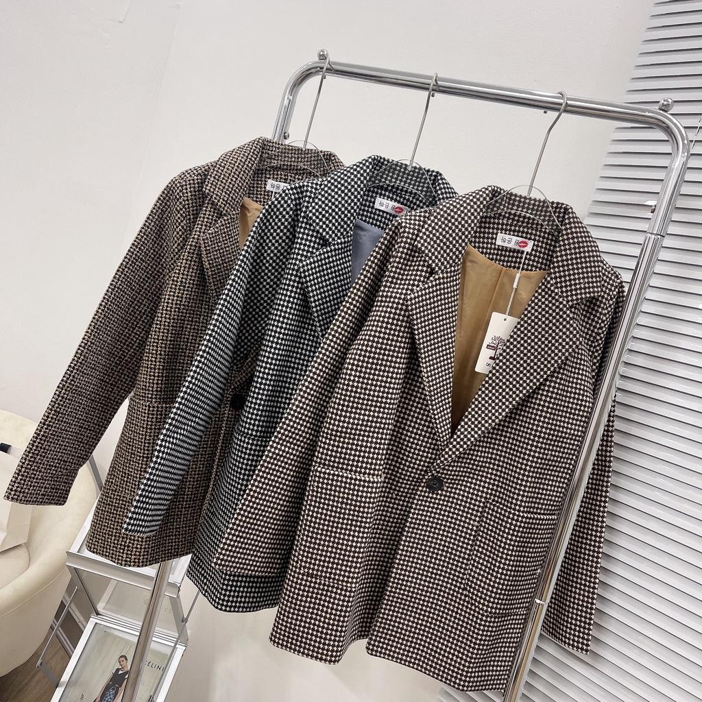 Chất liệu của áo blazer nữ dài tay có ảnh hưởng đến giá thành không?