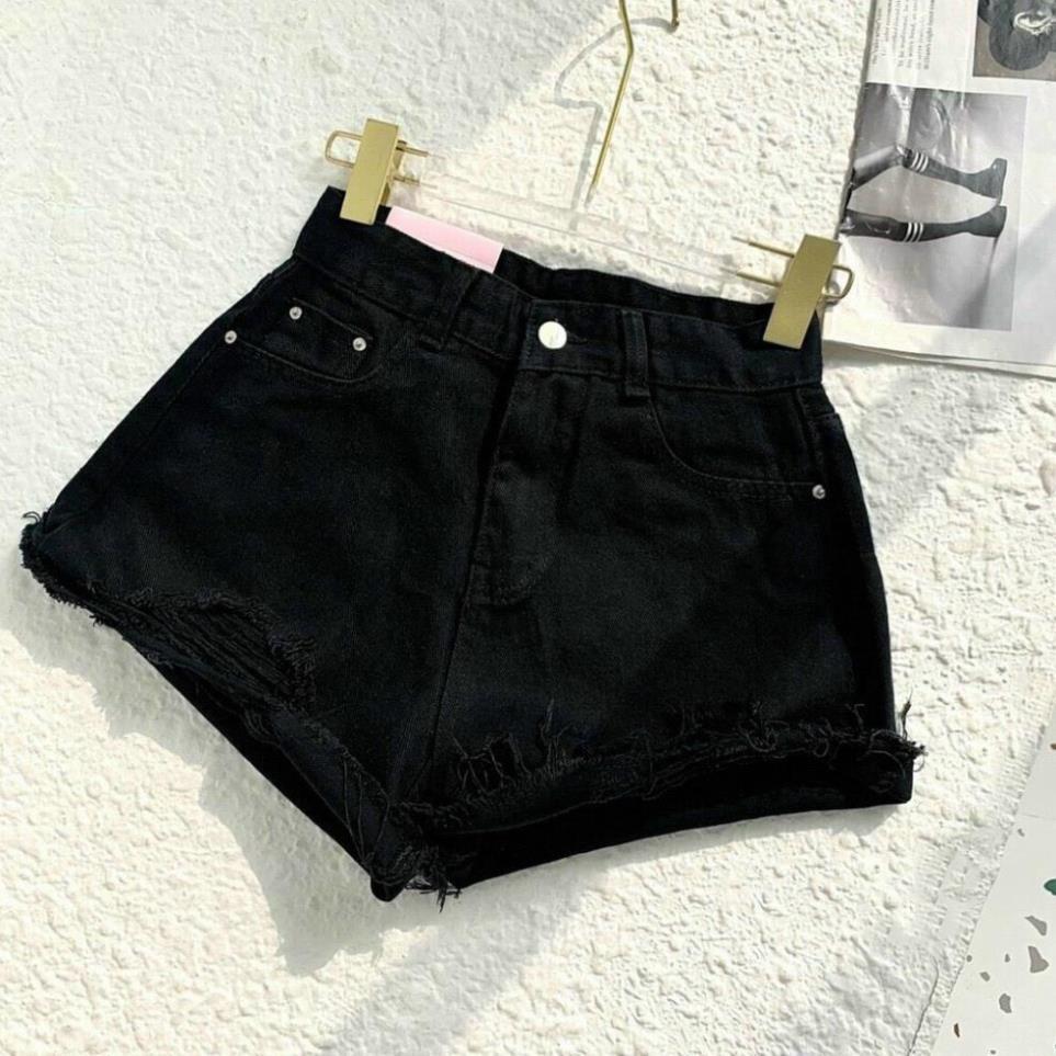 Quần shorts jean nữ thường được làm từ chất liệu gì?