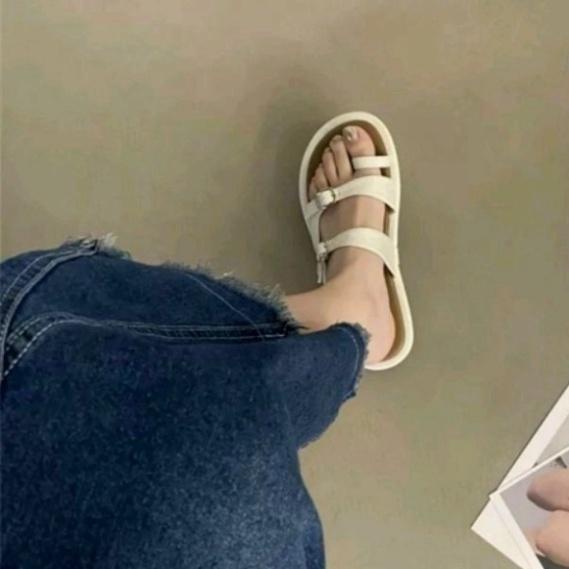 Làm thế nào để bảo quản và vệ sinh dép sandal?