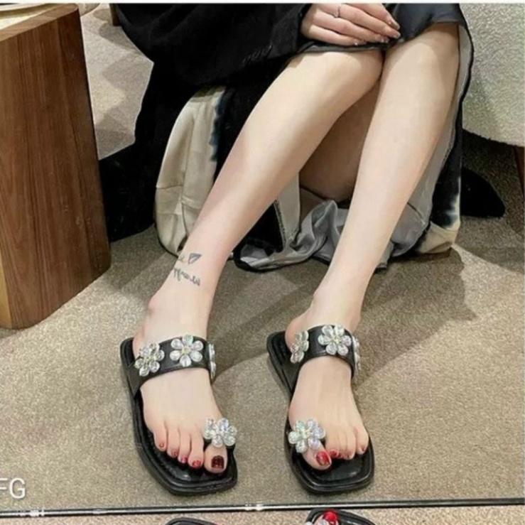 Những thương hiệu nổi tiếng về sản xuất dép sandal là gì?